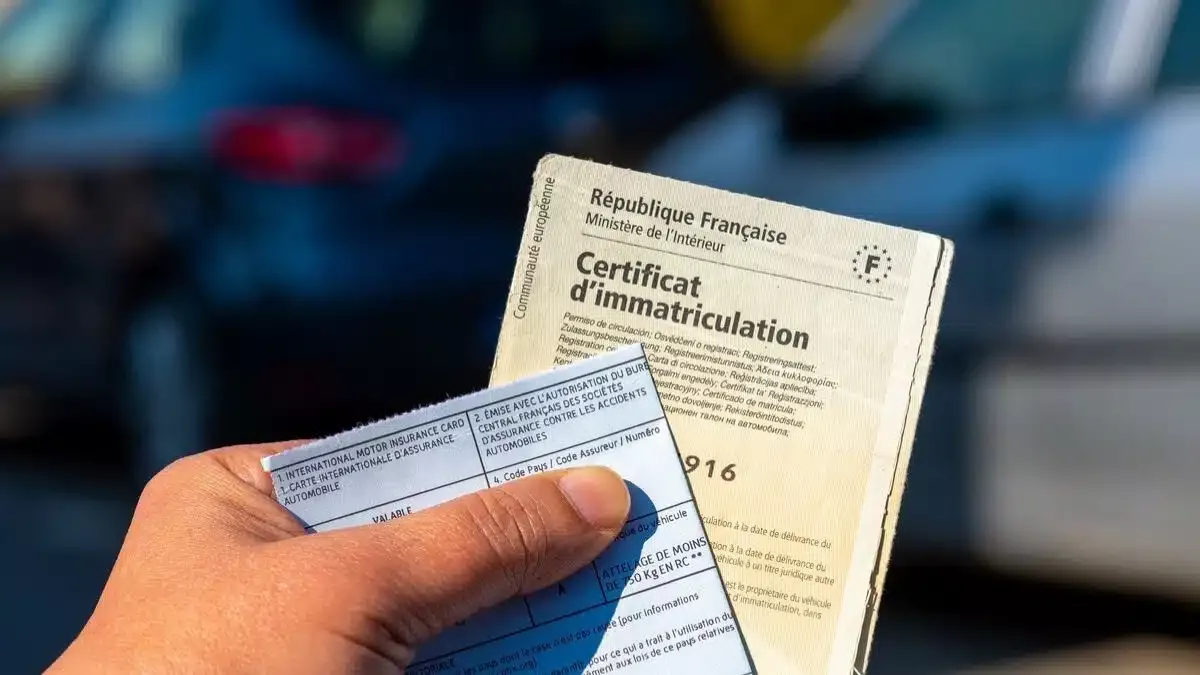 Carte grise d'une voiture, certificat d'immatriculation obtenu grâce à une assurance auto temporaire