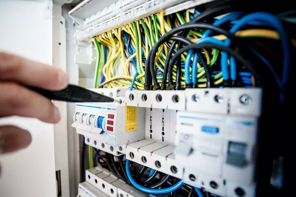 Compteur électrique et ses câbles, assemblé par un électricien protégé par la meilleure garantie décennale